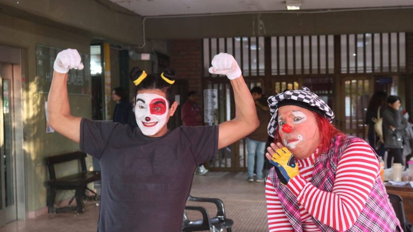 Actividad de Voces junto a artistas callejeros