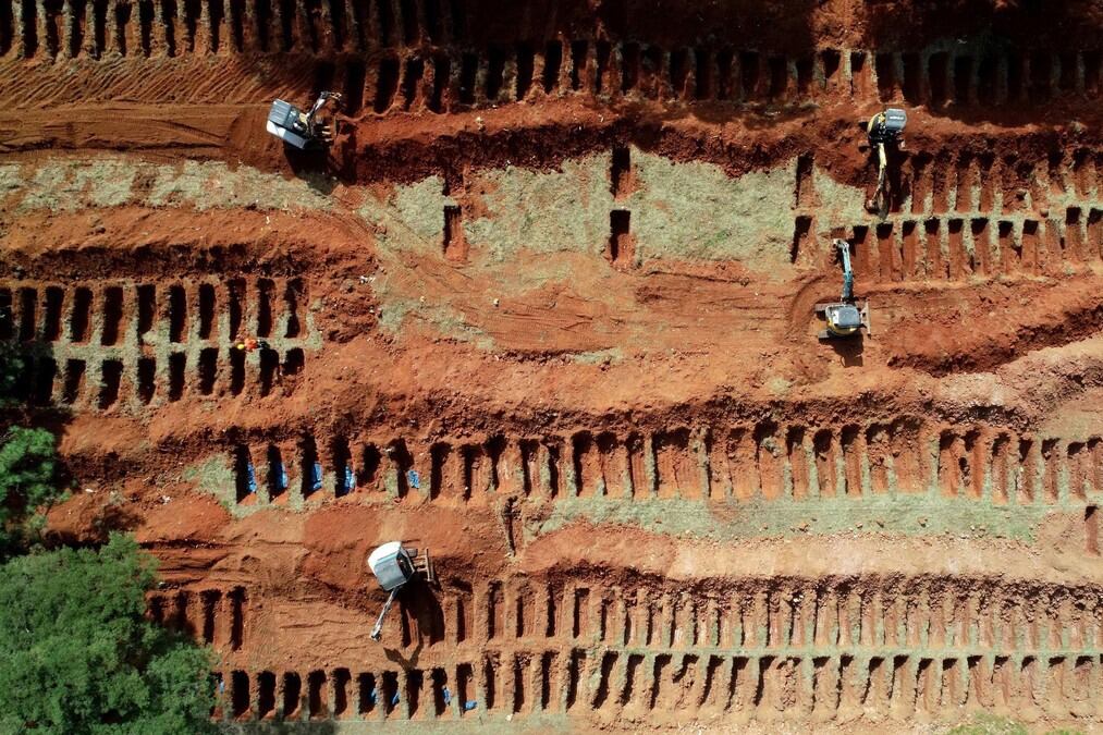 Fosas masivas ante el colapso del sistema sanitario en Brasil, país gobernado por un Presidente anticuarentena.
