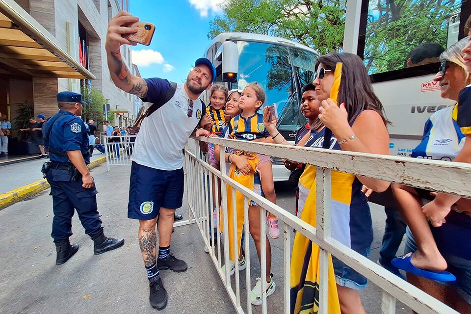 Broun con hinchas en Salta.