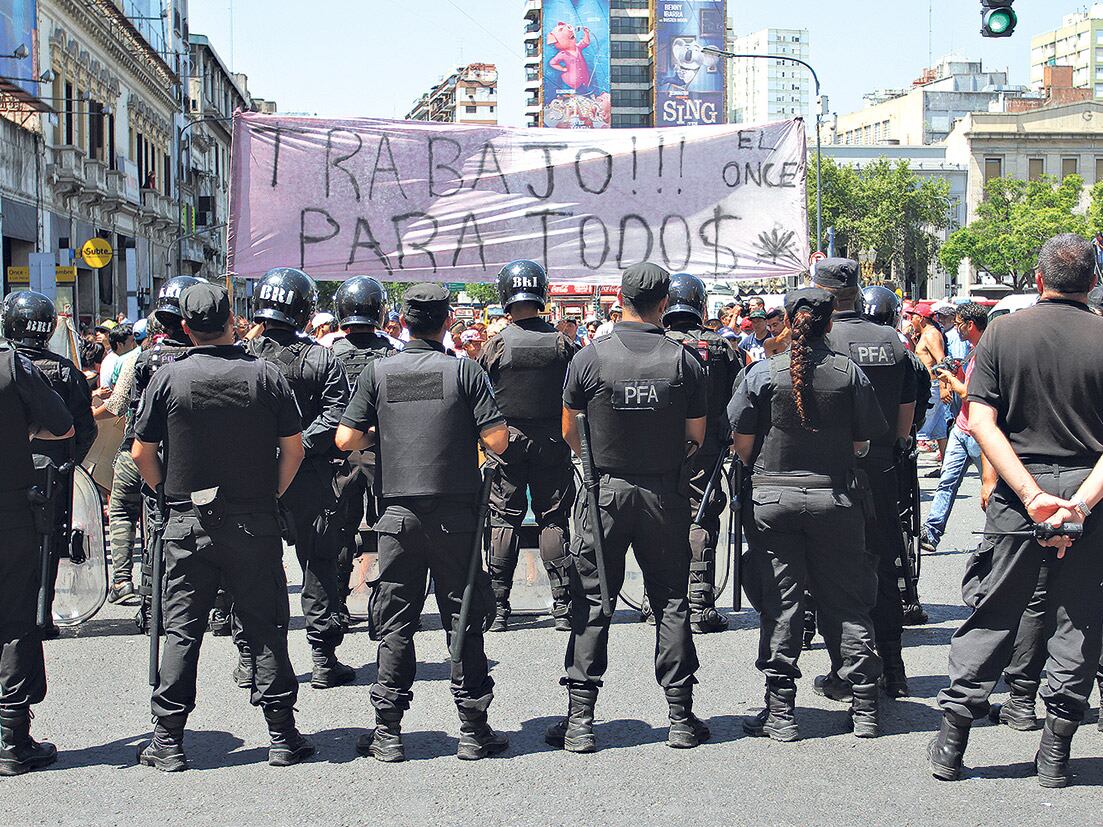 La tensión subió y bajó durante el día de ayer frente a Plaza Miserere. Anoche seguía el corte de Pueyrredón.