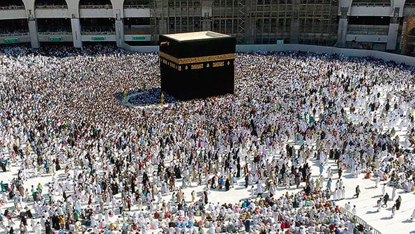 Miles de personas en el funeral de Khashoggi en la Gran Mezquita de Kaaba, Arabia Saudita.