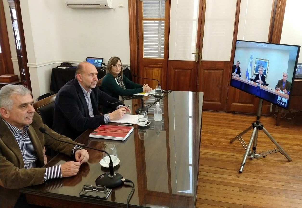 Omar Perotti, en teleconferencia con Alberto Fernández. Urgencias por encontrar una salida para Vicentin.