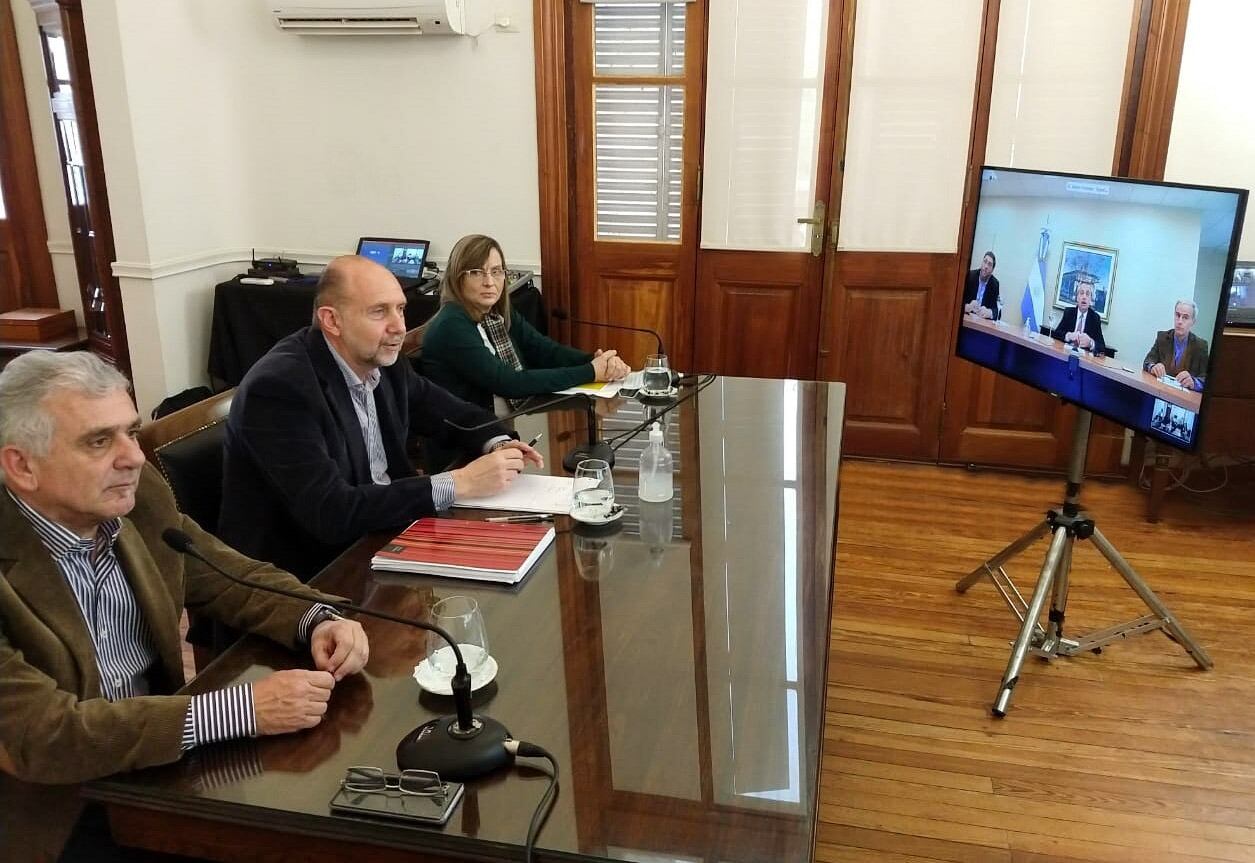 Omar Perotti, en teleconferencia con Alberto Fernández. Urgencias por encontrar una salida para Vicentin.