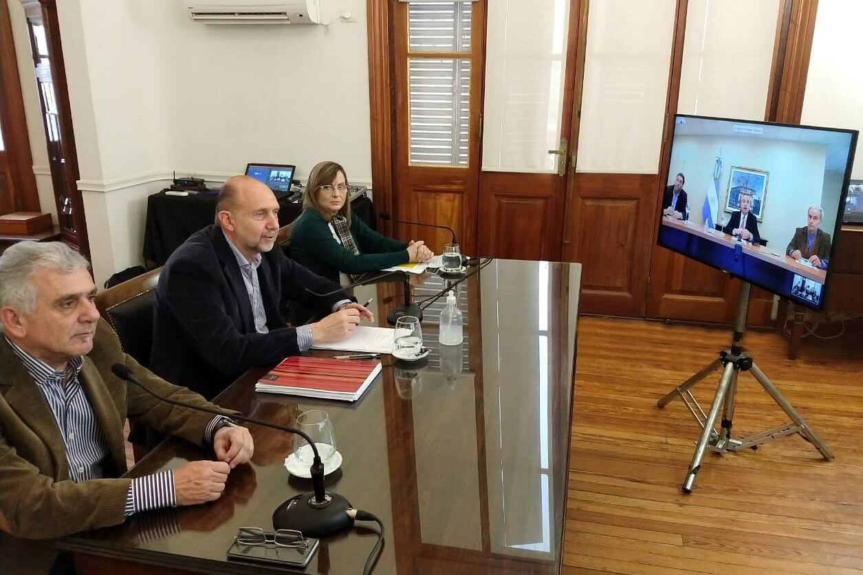 Omar Perotti, en teleconferencia con Alberto Fernández. Urgencias por encontrar una salida para Vicentin.