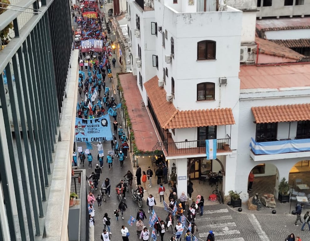 Manifestantes contra el vallado policial mientras se juraba la Carta Magna jujeña