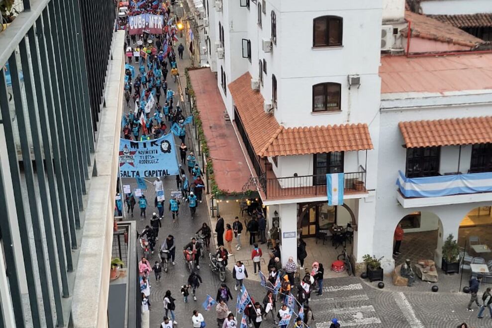 Manifestantes contra el vallado policial mientras se juraba la Carta Magna jujeña