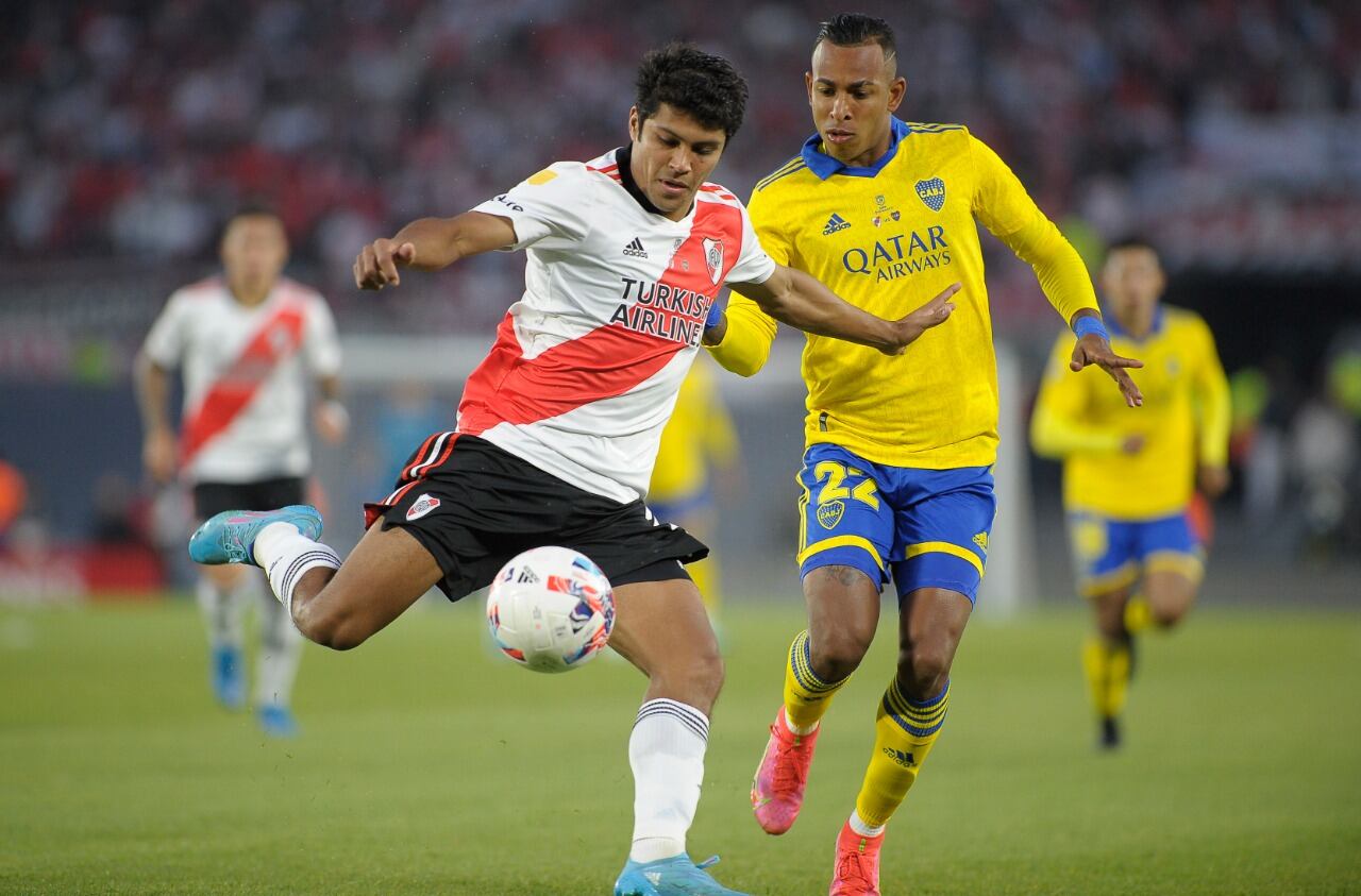 River controla la posesión de la pelota en el Monumental.