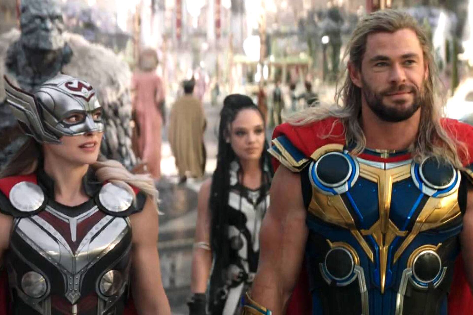 Natalie Portman y Chris Hemsworth juegan al baile de disfraces al ritmo de una banda sonora con hits de Guns N' Roses.