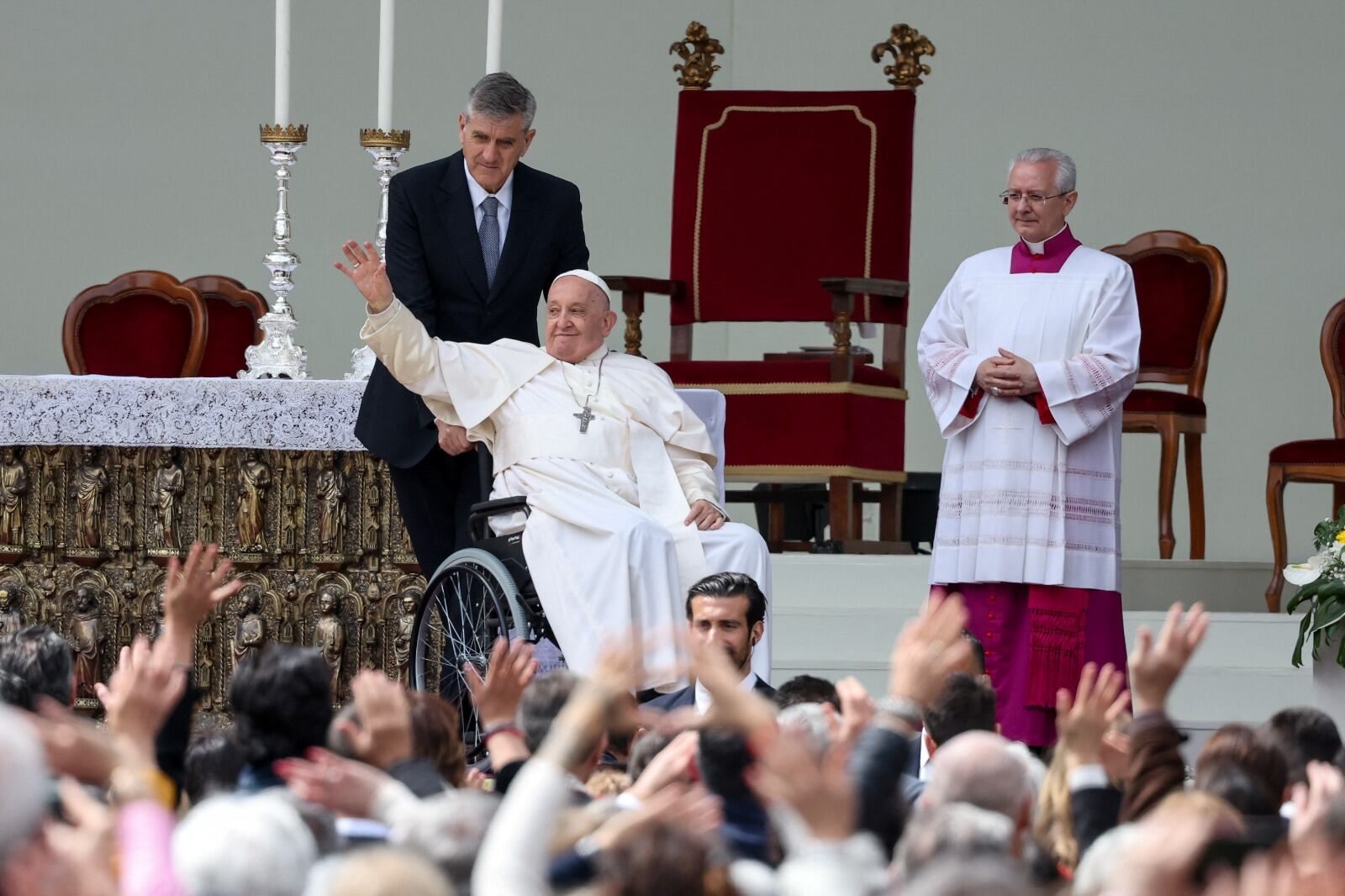 El papa Francisco visitó una exposición en una cárcel de mujeres durante la Bienal de Venecia