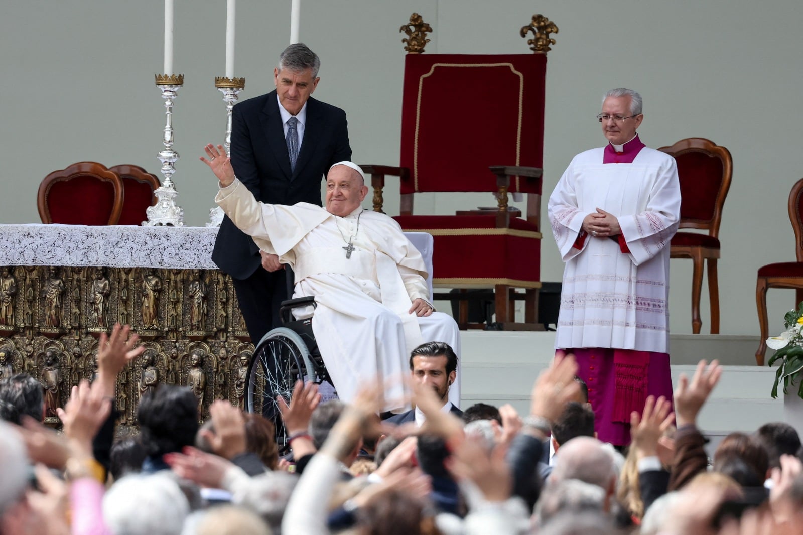 El papa Francisco visitó una exposición en una cárcel de mujeres durante la Bienal de Venecia