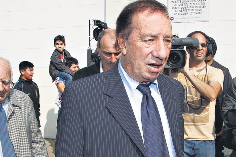 Carlos Bilardo sigue en terapia intensiva.