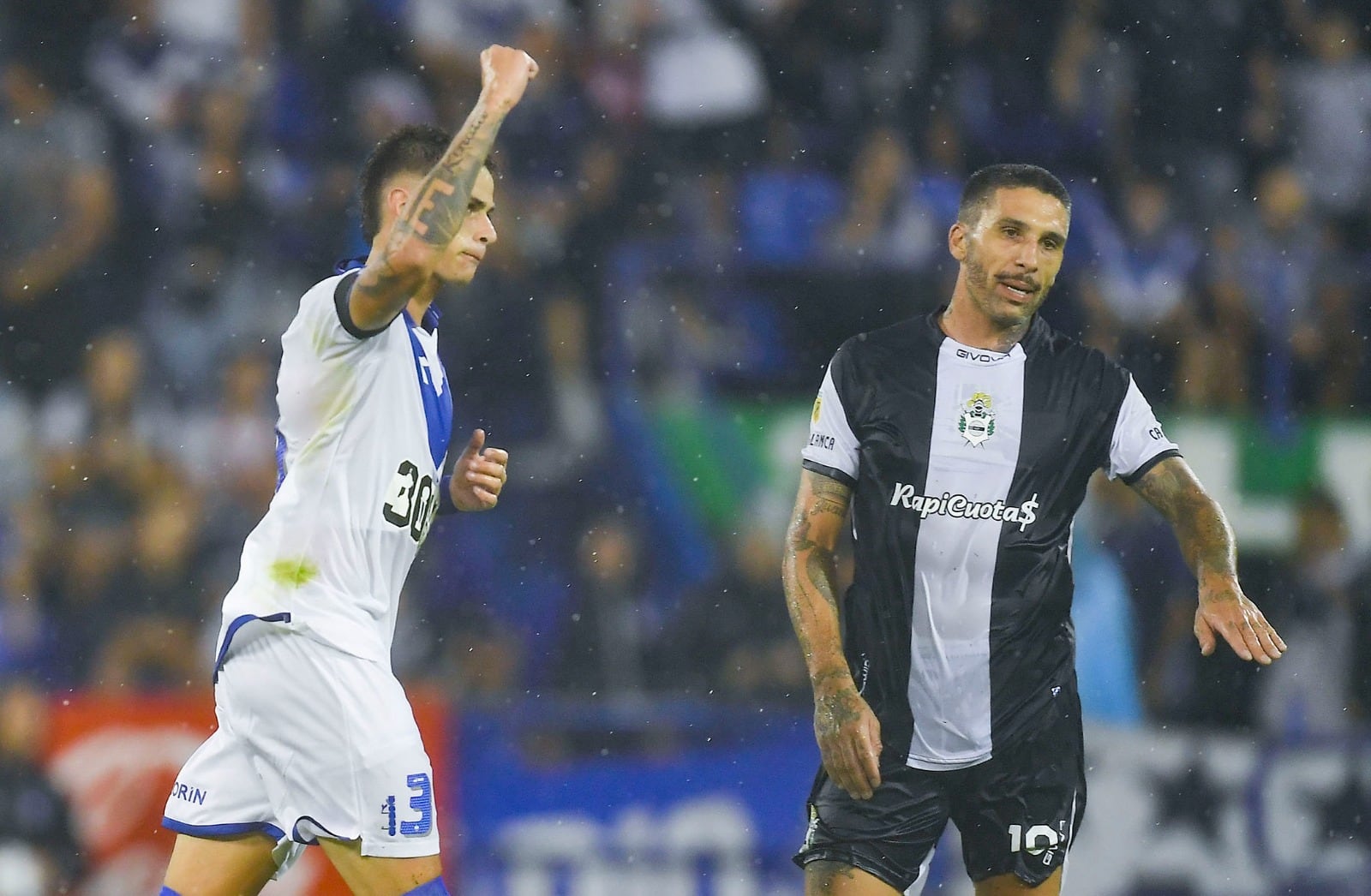 Valentín Gómez festeja el primero de Vélez.