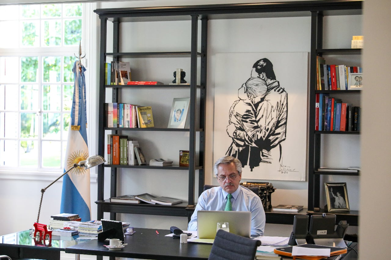La Unidad Médica Presidencial le recomendó a Alberto Fernández que continúe desempeñando “sus tareas habituales” en la Residencia de Olivos “restringiendo al máximo posible el contacto interpersonal”. 