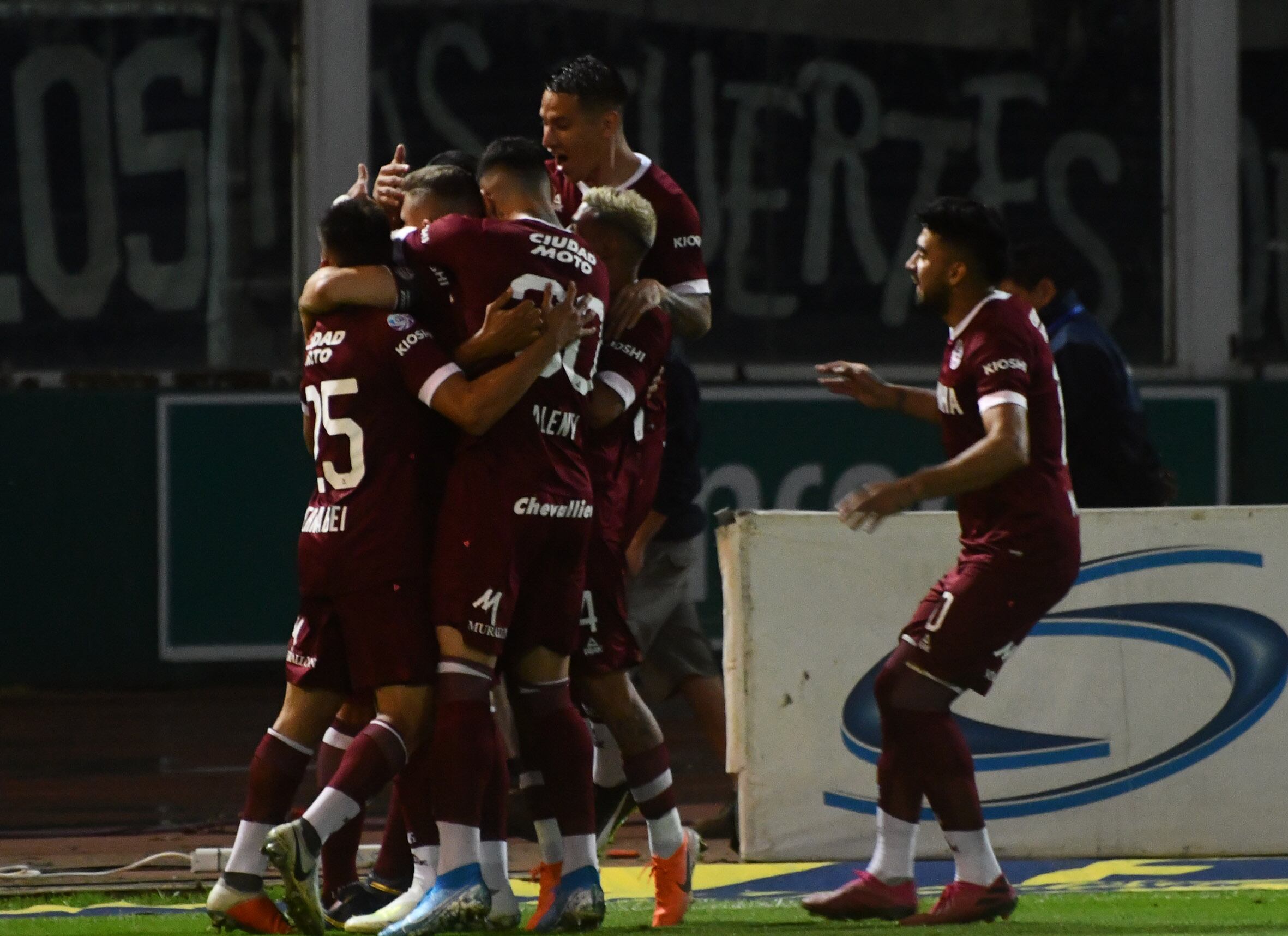 Todos los abrazos para Pepe Sand, autor del primer gol de Lanús.