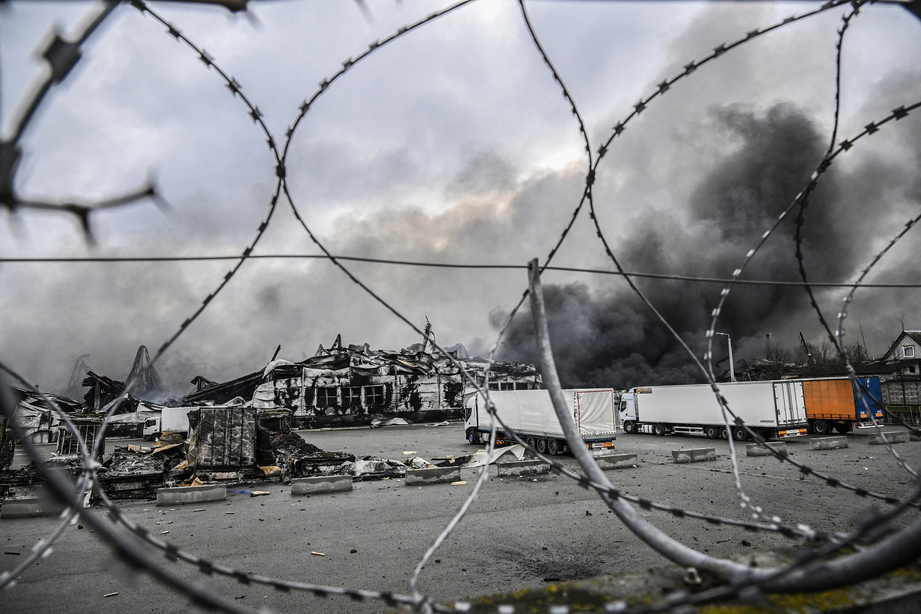 Un patio de cargas bombardeado, al oeste de Kiev.