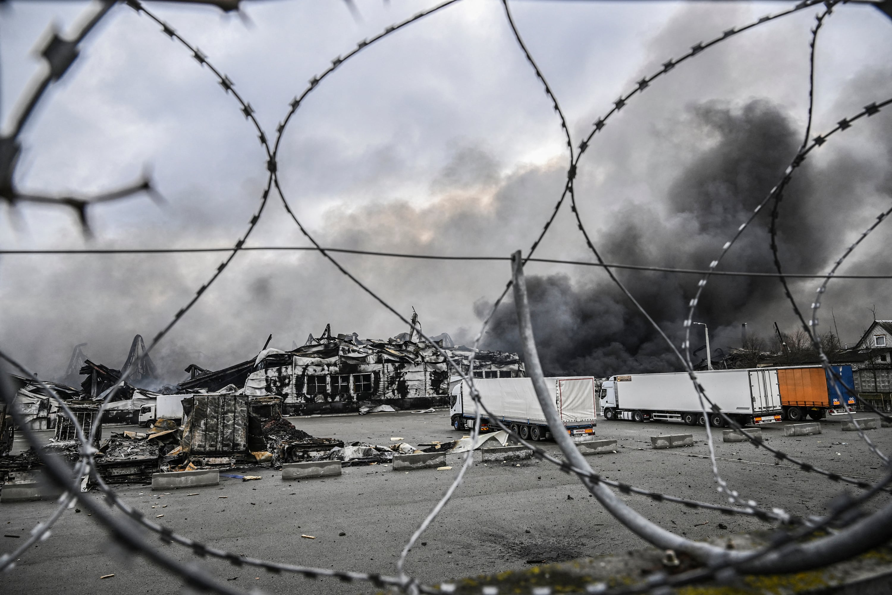Un patio de cargas bombardeado, al oeste de Kiev.