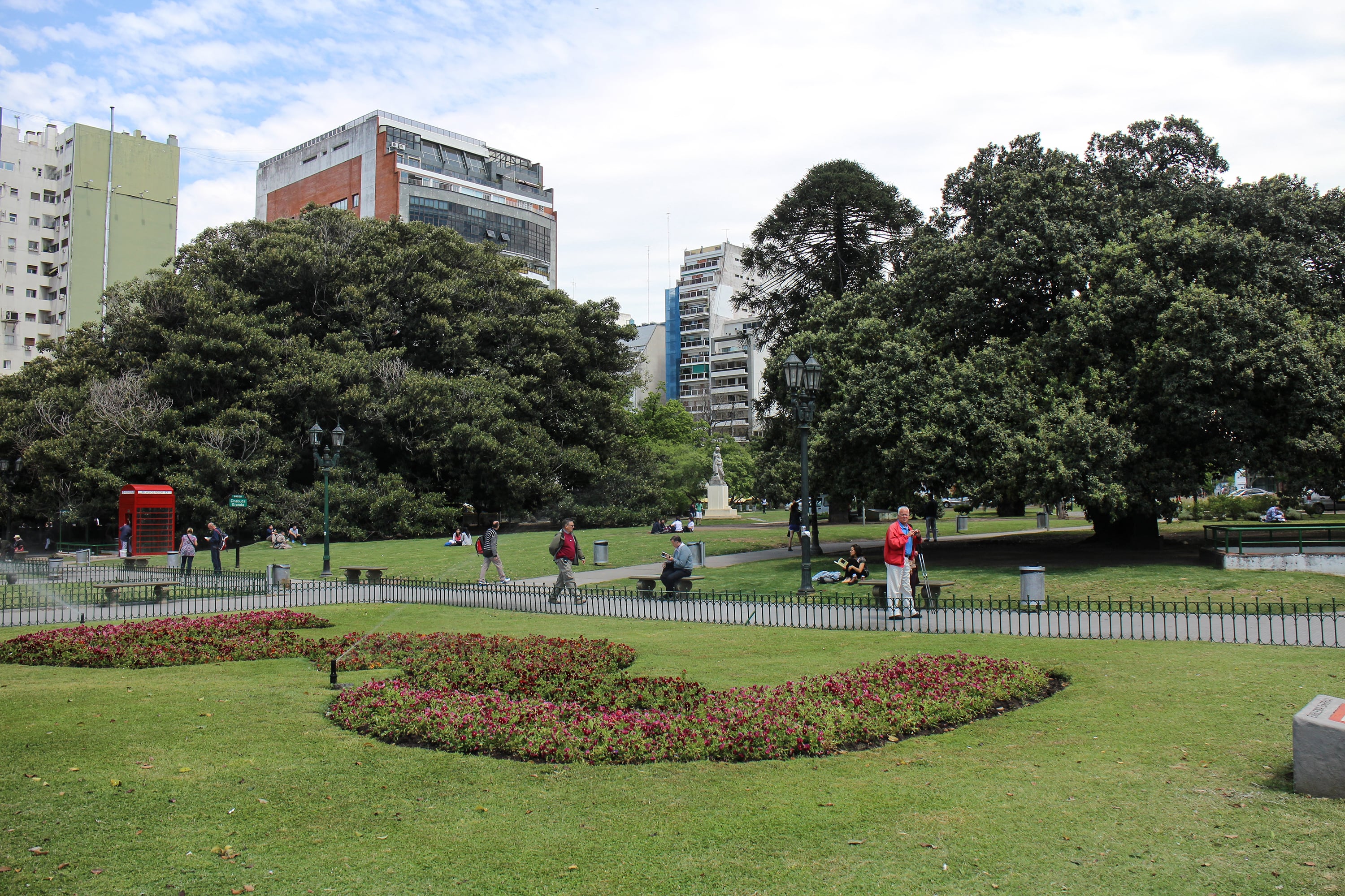 El gobierno porteño muestra en su página oficial la Plaza Alvear, que dice que "erróneamente es conocida como Plaza Francia"