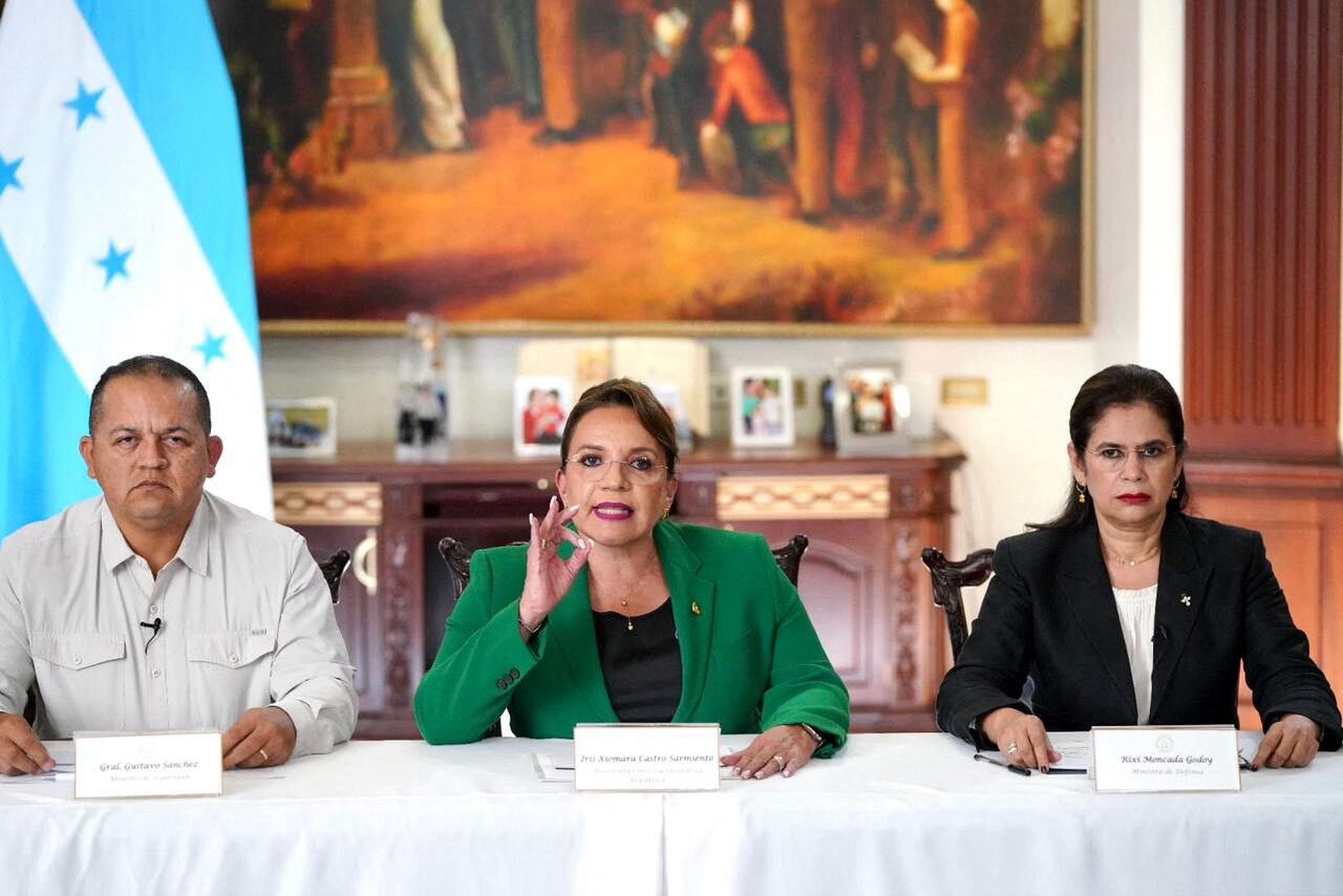 Rodeada por sus ministros deFinanzas y Seguridad, Castro denuncia un intento de golpe.