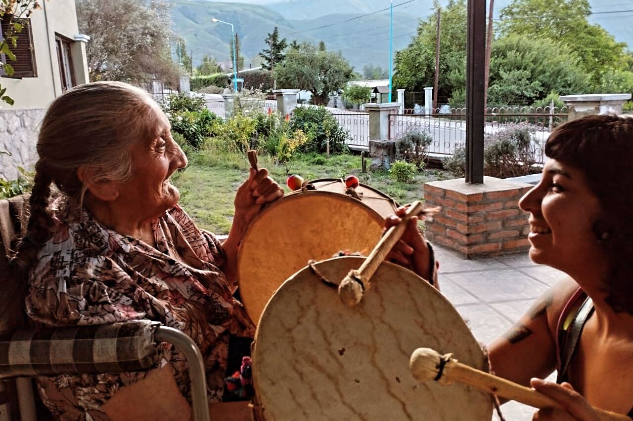 Andrea Mamondes y abuela.