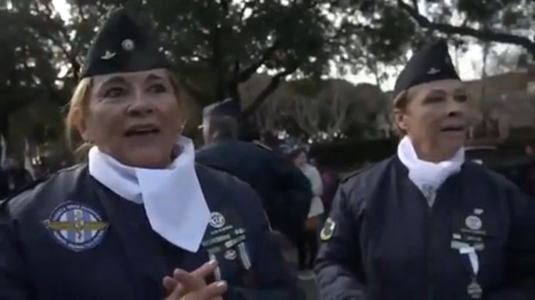 Alicia Reynoso (izquierda) luego de desfilar pese a la prohibición oficial.