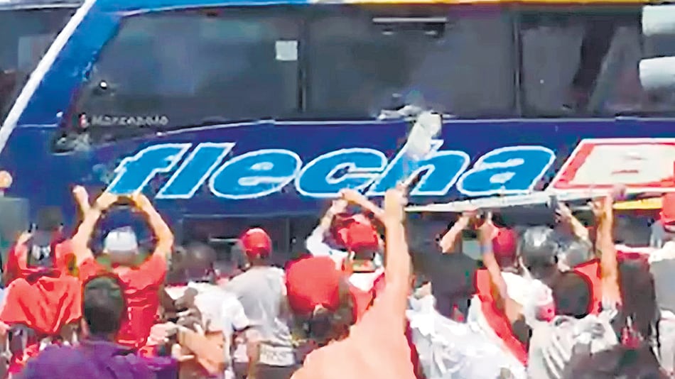 Para Macri, los piedrazos al micro de Boca no fueron determinantes para que no se jugara en el Monumental.