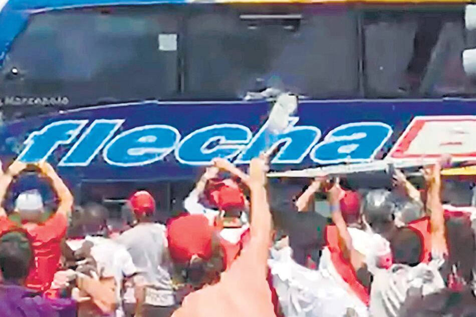 Para Macri, los piedrazos al micro de Boca no fueron determinantes para que no se jugara en el Monumental.