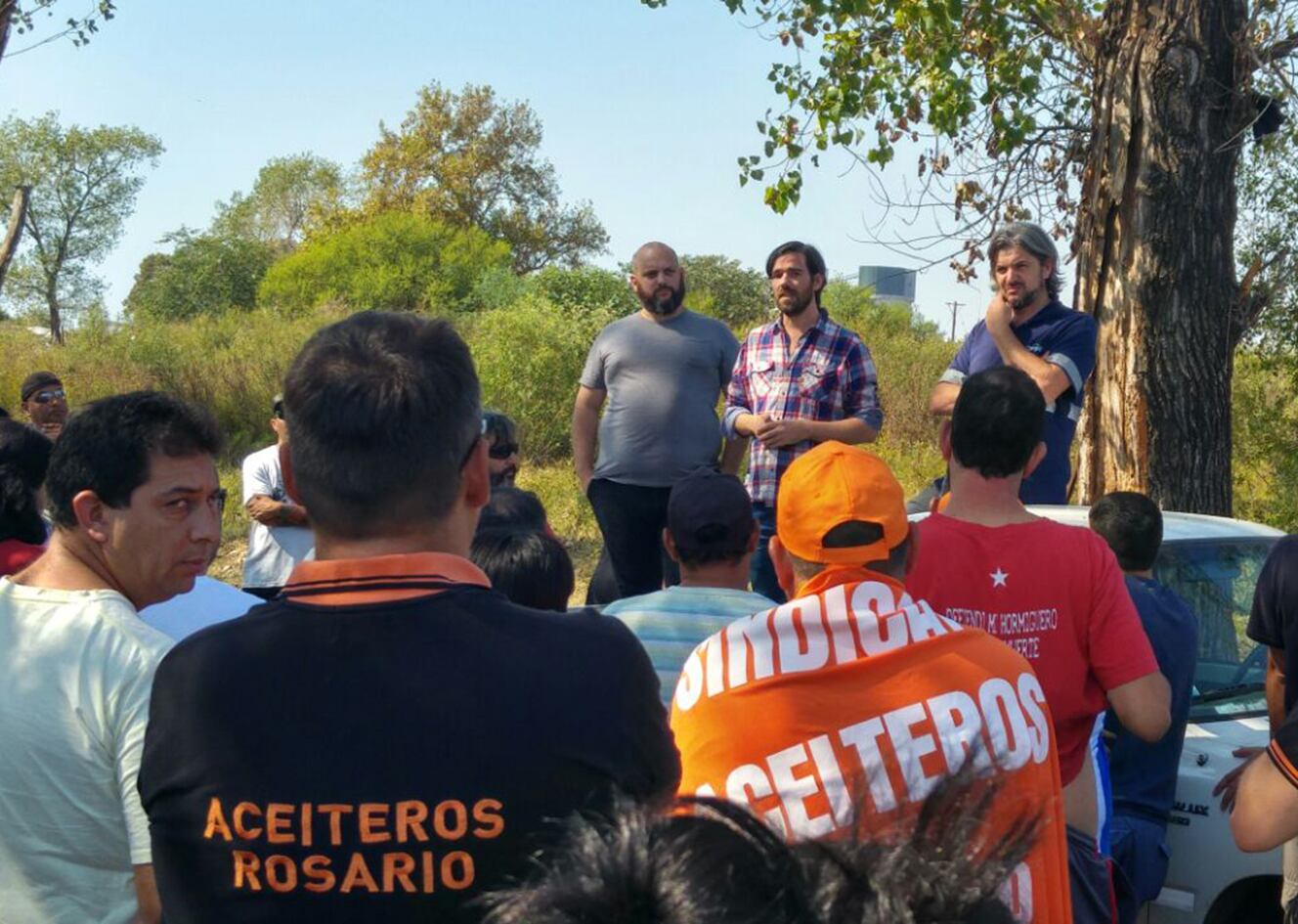 Del Caño y Crivaro visitaron ayer el acampe del personal.