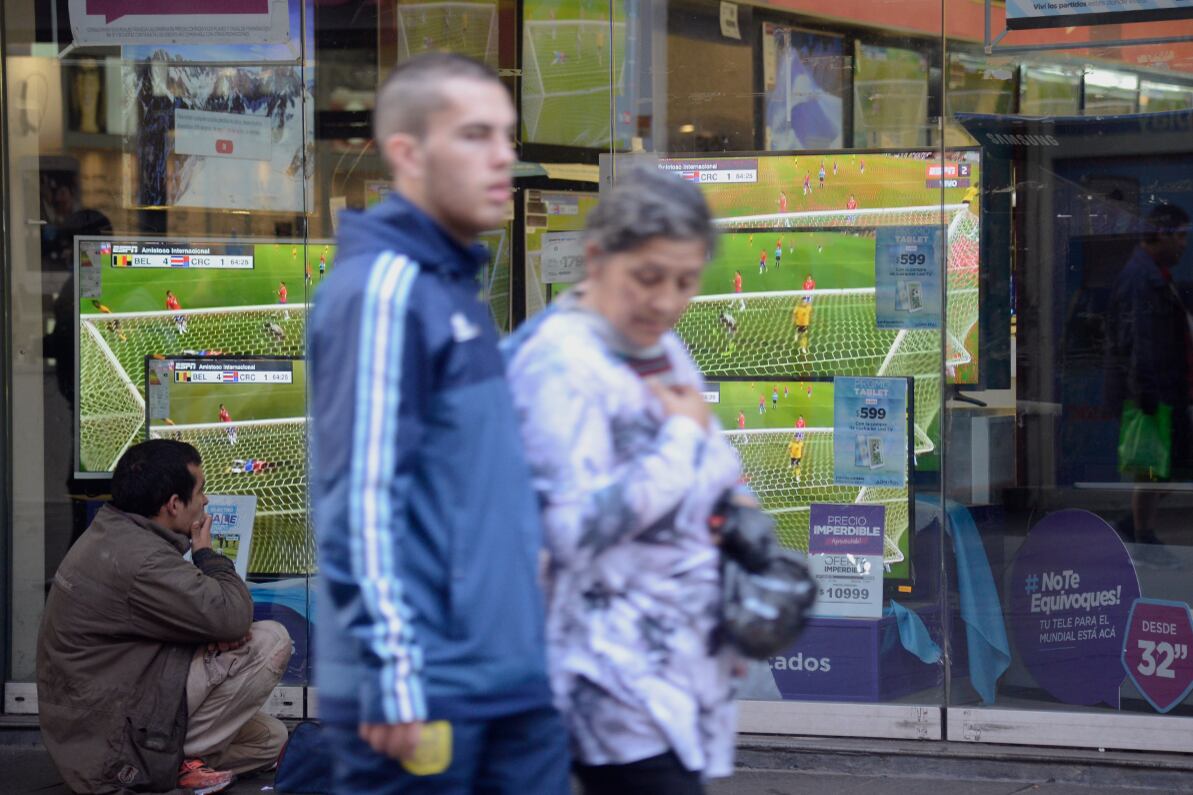 Las vidrieras están atiborradas de ofertas de televisores.
