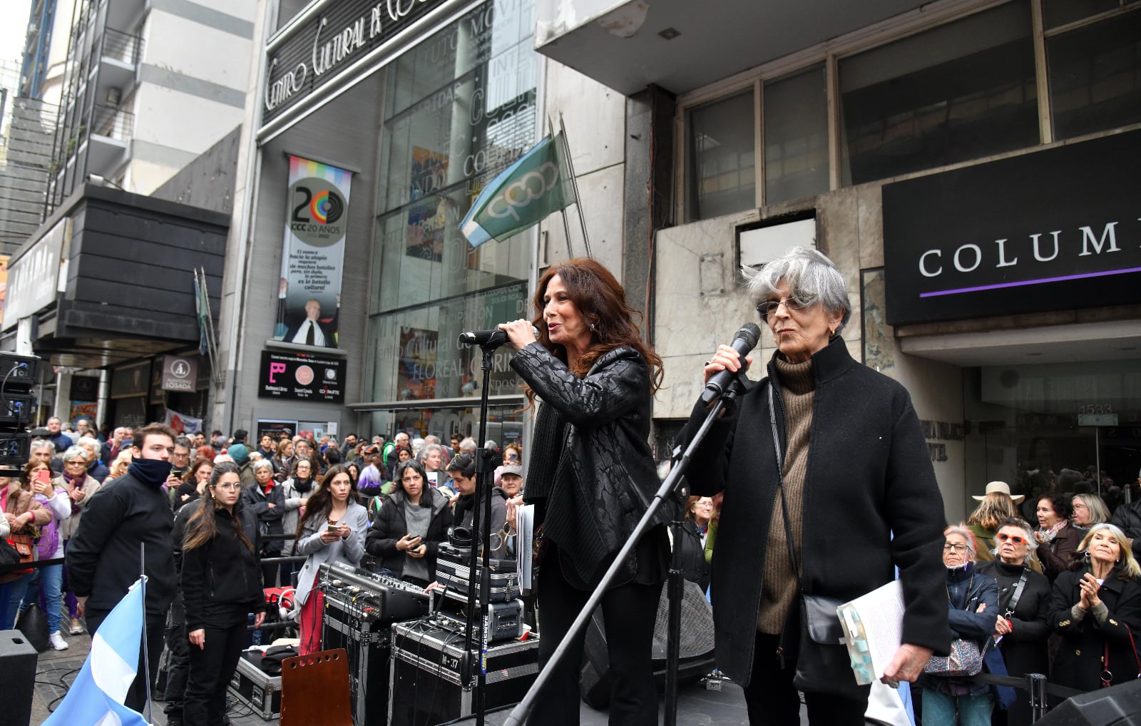 Luisa Kuliok y Cristina Banegas, dos de las actrices que adhirieron a la convocatoria. 