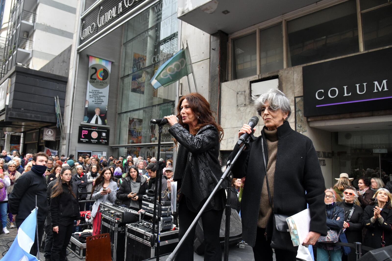 Luisa Kuliok y Cristina Banegas, dos de las actrices que adhirieron a la convocatoria.