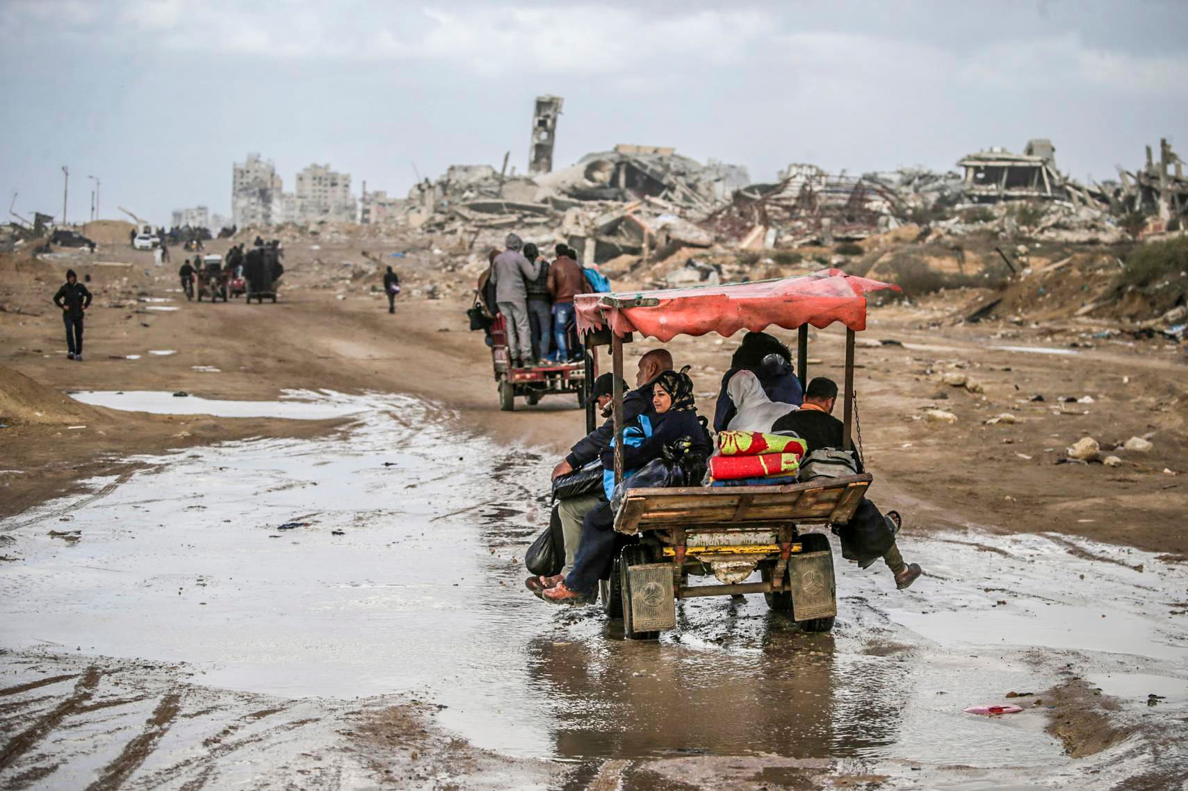 Desplazados palestinos regrean a Ciudad de Gaza.