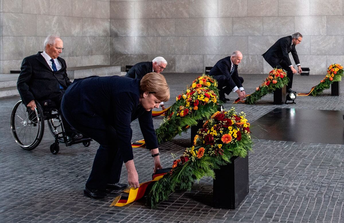 La canciller Merkel durante las ceremonias en Berlín.