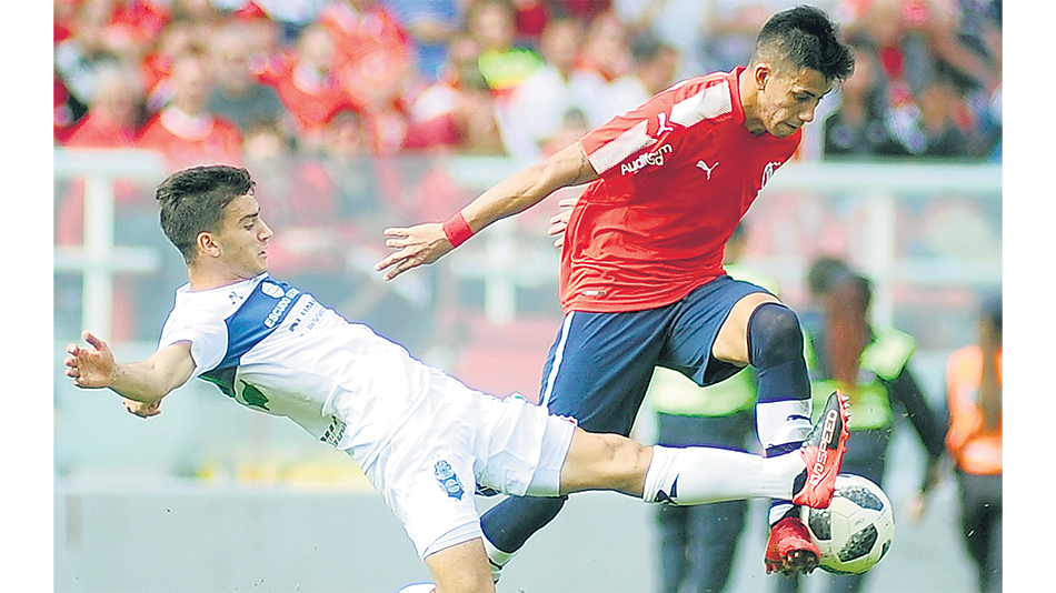 Meza se esfuerza para llevarse la pelota. El volante volvió a ser determinante en Independiente.