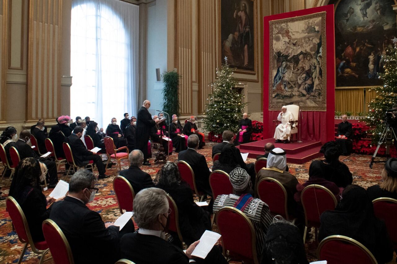 Francisco ante los embajadores en el Aula de la Bendición.