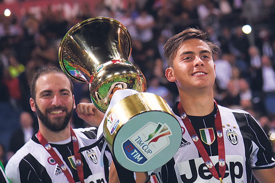 Higuaín y Dybala quieren darle a Juventus la octava Supercopa.