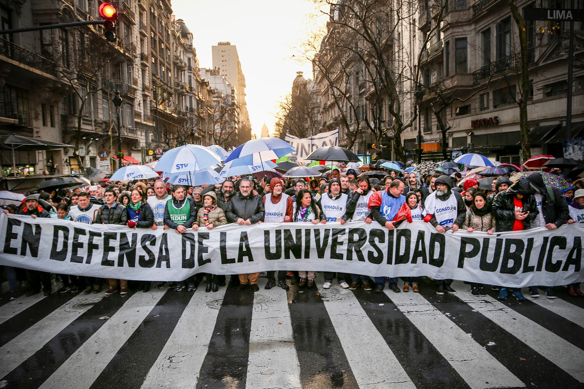 Los docentes universitarios comenzaron un paro de 72 horas