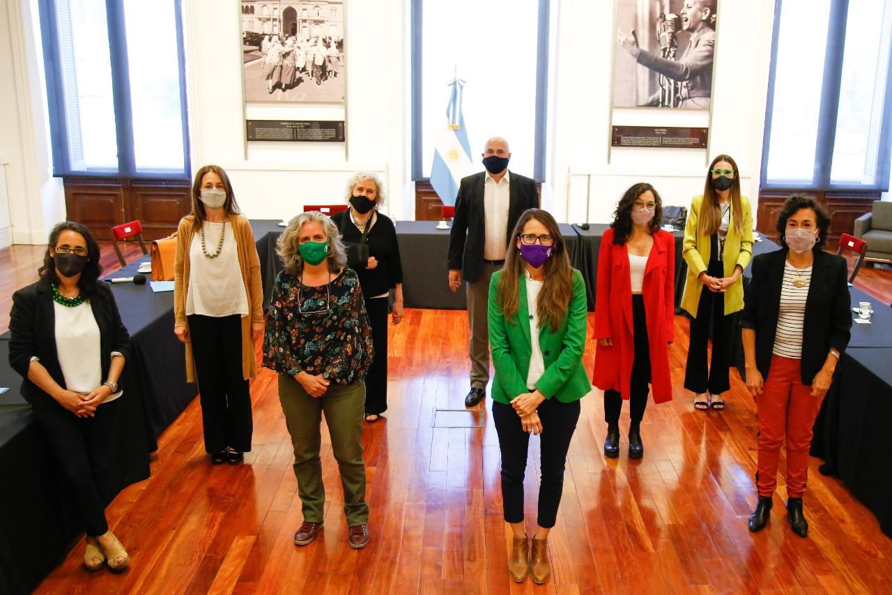 La ministra Elizabeth Gómez Alcorta y les integrantes de la comisión que elaborará el anteproyecto. 