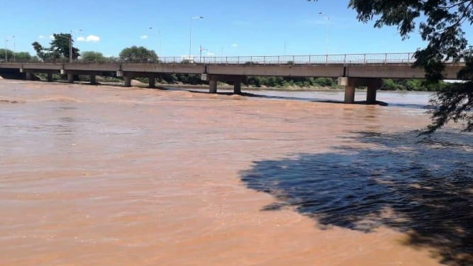 El Pilcomayo, a la altura del puente que une a Misión La Paz con Pozo Hondo. 
