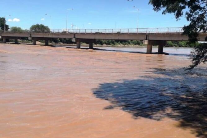 El Pilcomayo, a la altura del puente que une a Misión La Paz con Pozo Hondo.