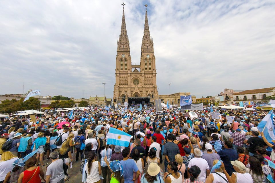 Todos los trenes harán paradas en las ocho estaciones intermedias, garantizando la cobertura a lo largo del recorrido