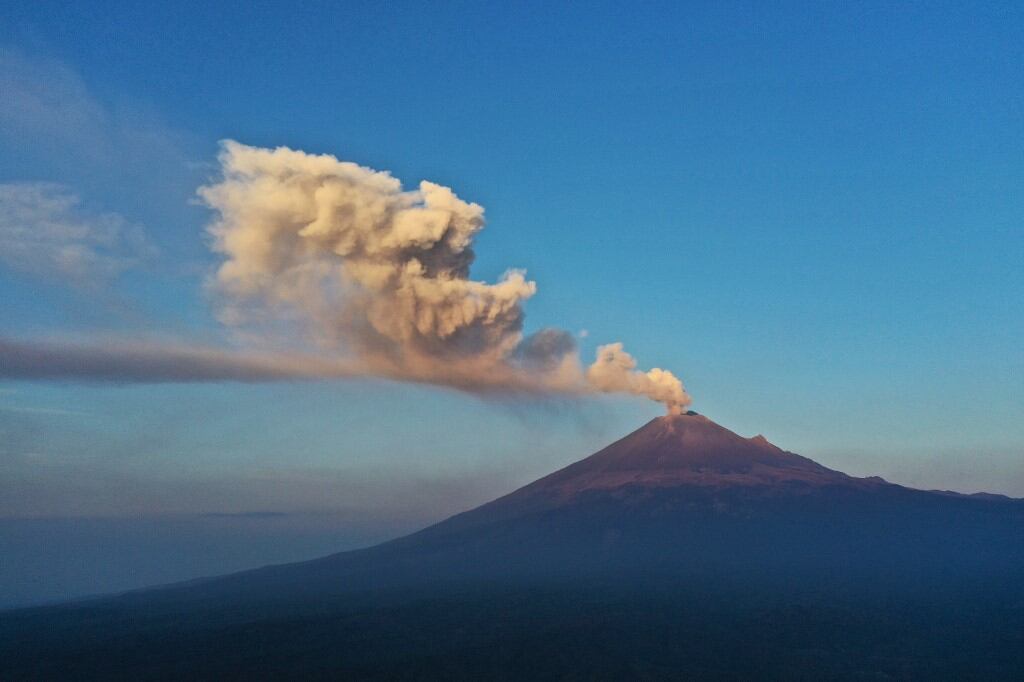 El Popocatépetl es monitoreado permanentemente ante el riesgo que representa su actividad para la población que vive en zonas cercanas. (Foto: José Castañares/AFP)