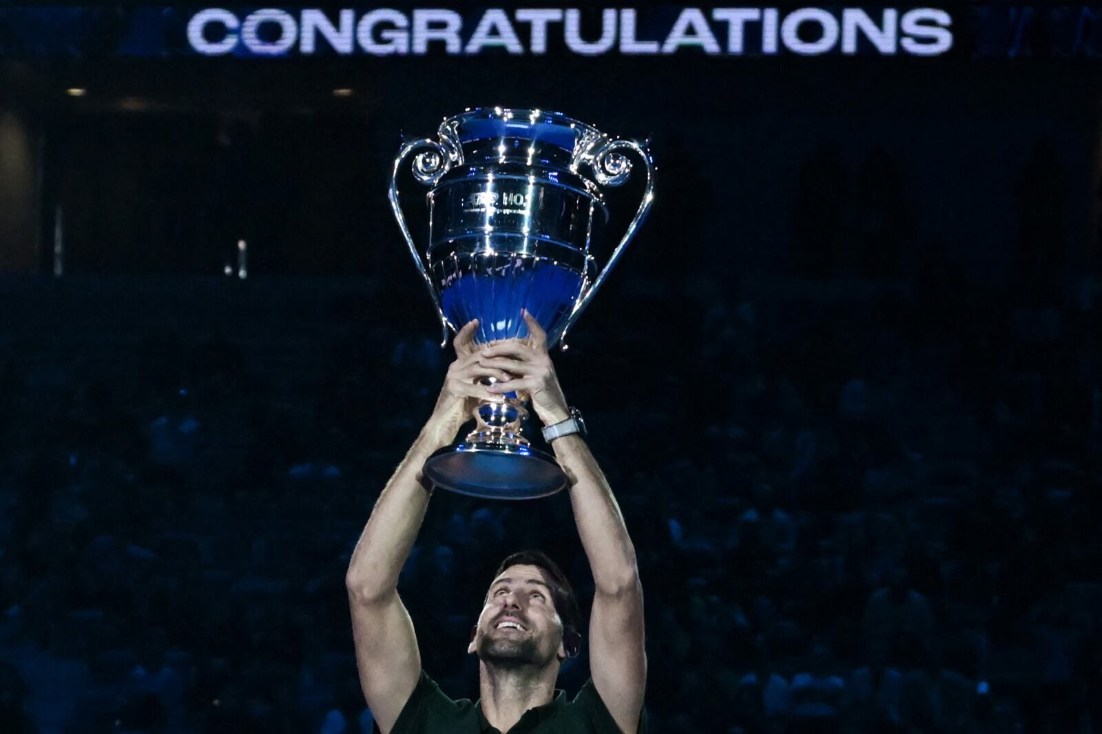 Djokovic y el trofeo que lo acredita como el mejor del año, por octava vez en su carrera