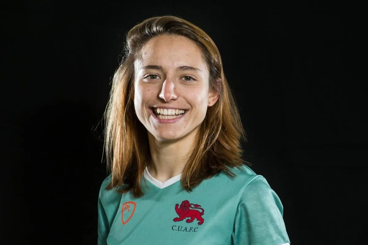 Eponine juega de volante ofensiva