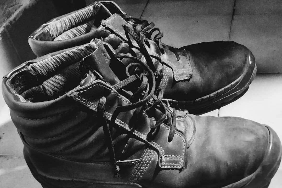 Los botines de trabajo de Carlos, uno de los fallecidos, quedaron en el lugar de siempre.