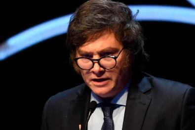 La mención de Massa sobre las acusaciones de plagio de Milei pusieron nuevamente en la lupa las "licencias" que se tomó el candidato libertario al publicar