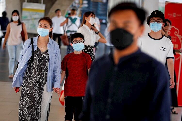 Turistas chinos en Tailandia, con barbijos, por la epidemia surgida en Wuhan.