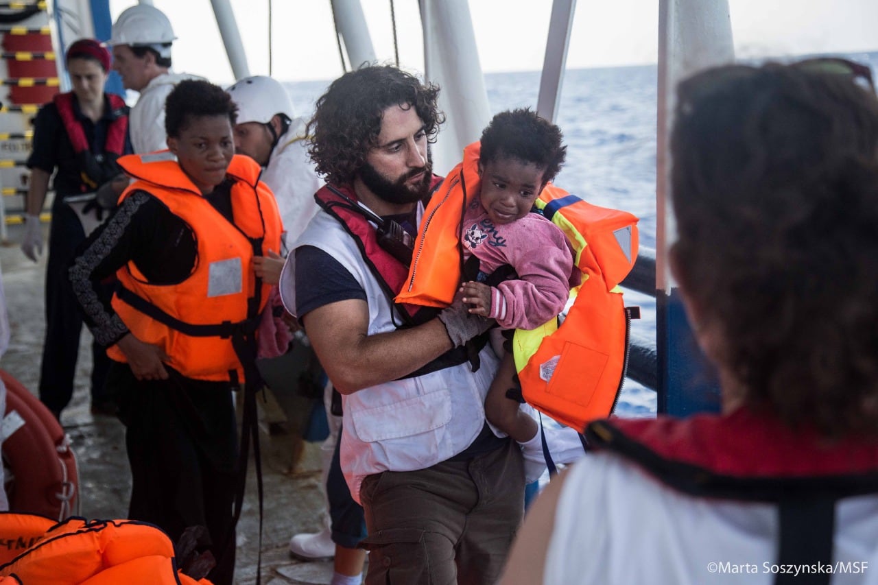 El barco Dignity rescata inmigrantes en el Mediterraneo.