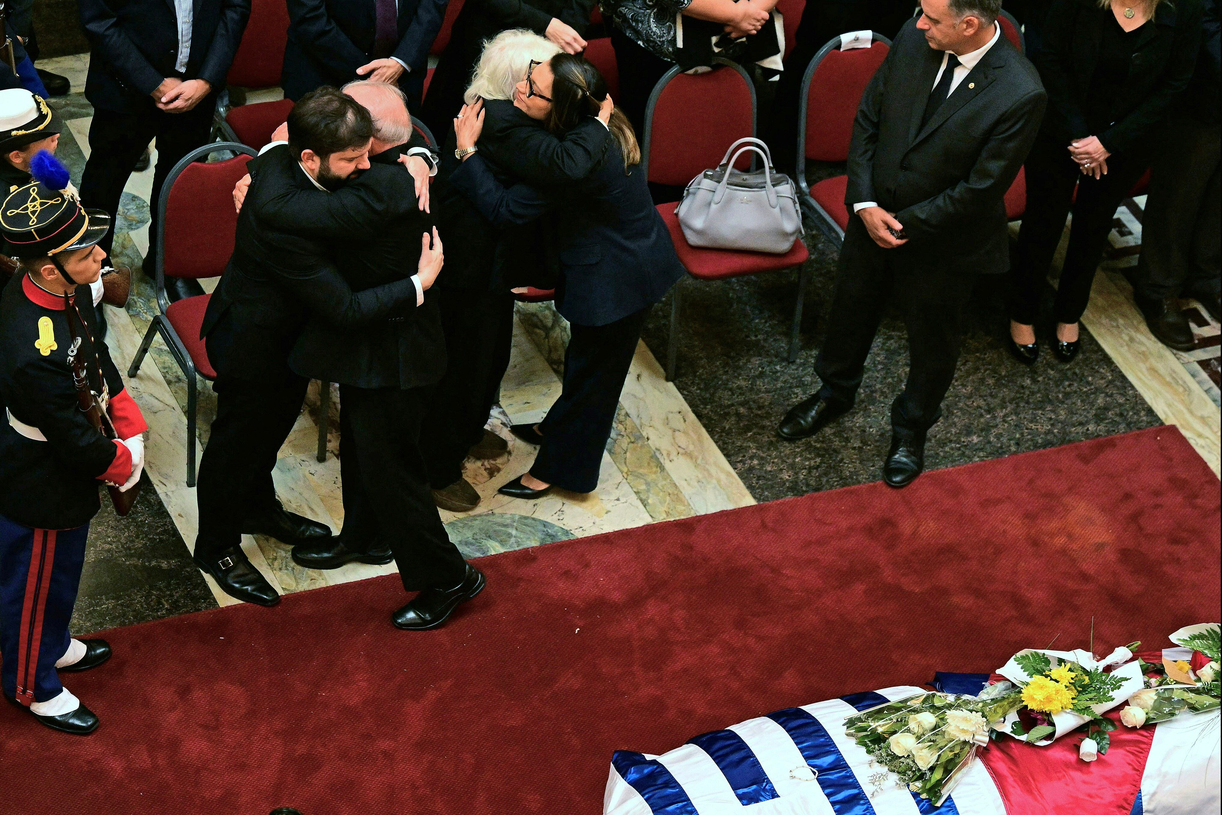Boric abraza a Lula y la esposa de Lula,  Rosngela, abraza a Topolansky durante el funeral.