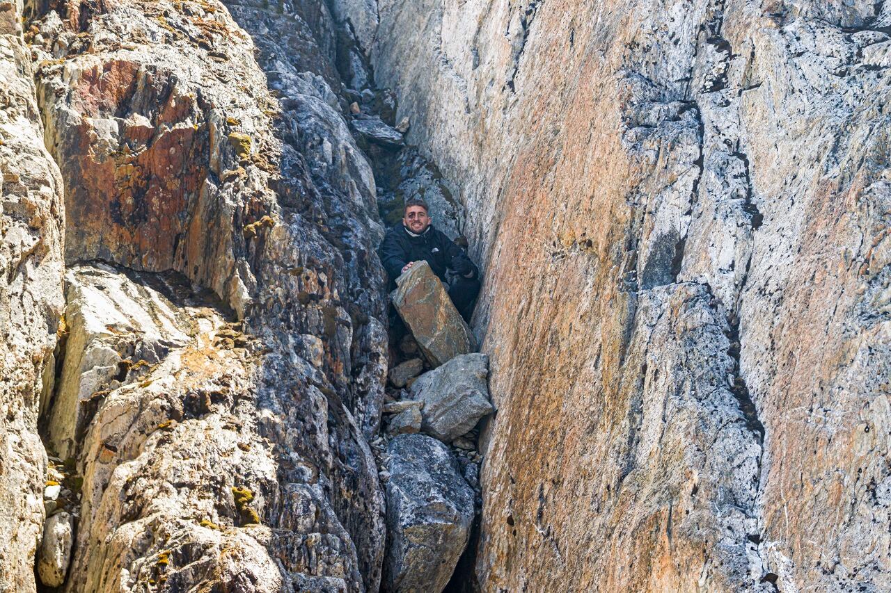 Eitan Shaked, de 23 años, cayó unos 10 metros por el interior de una grieta en la montaña, y debió soportar bajas temperaturas y heridas durante 24 horas.