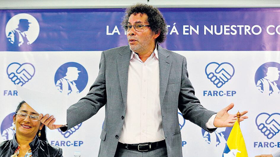 Pastor Alape defiende el inventario de las FARC durante una conferencia de prensa en Bogotá.